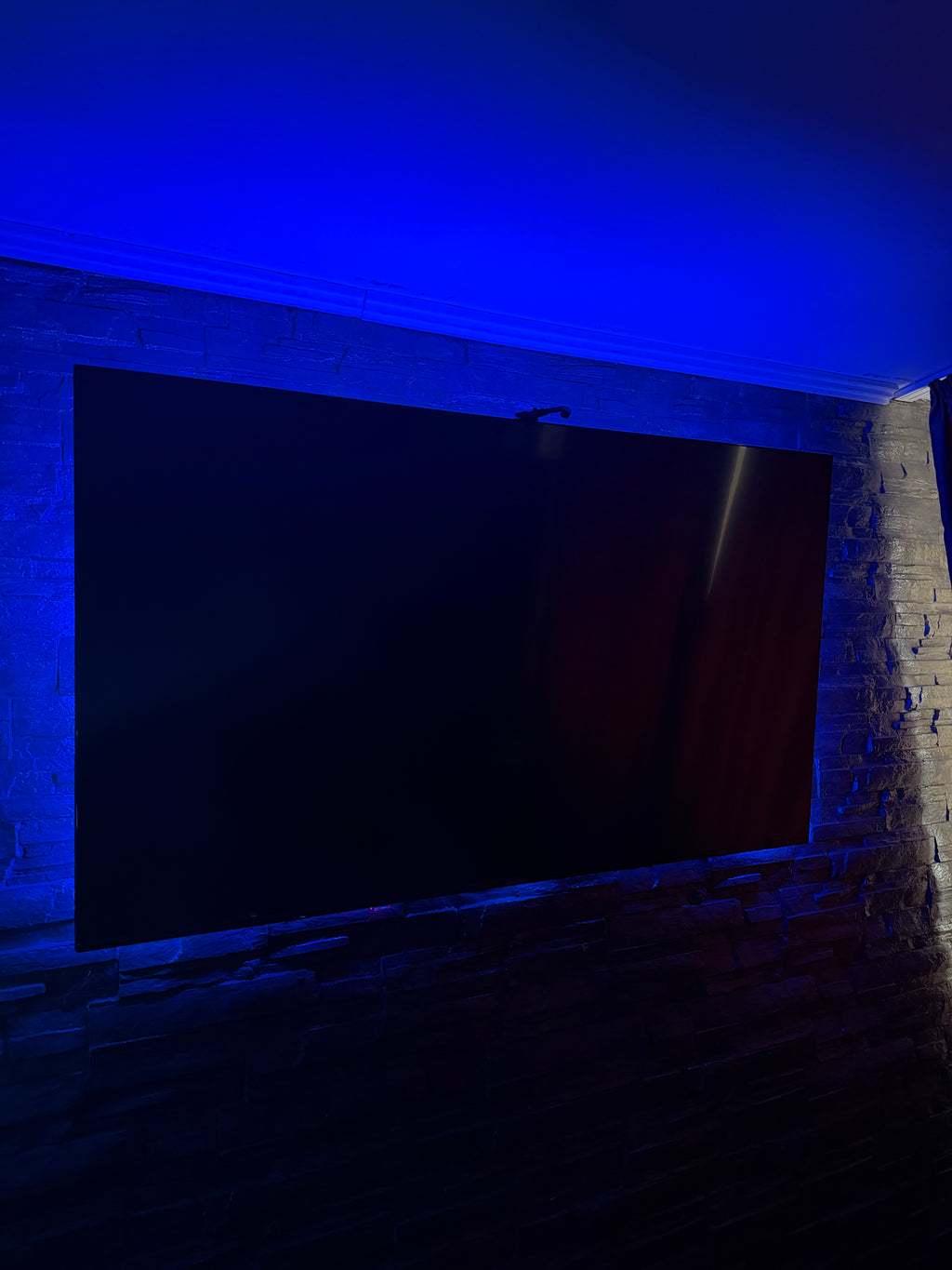 Bandă LED RGB 5 metri cu telecomandă – iluminare ambientală pentru cameră, birou, TV, gaming