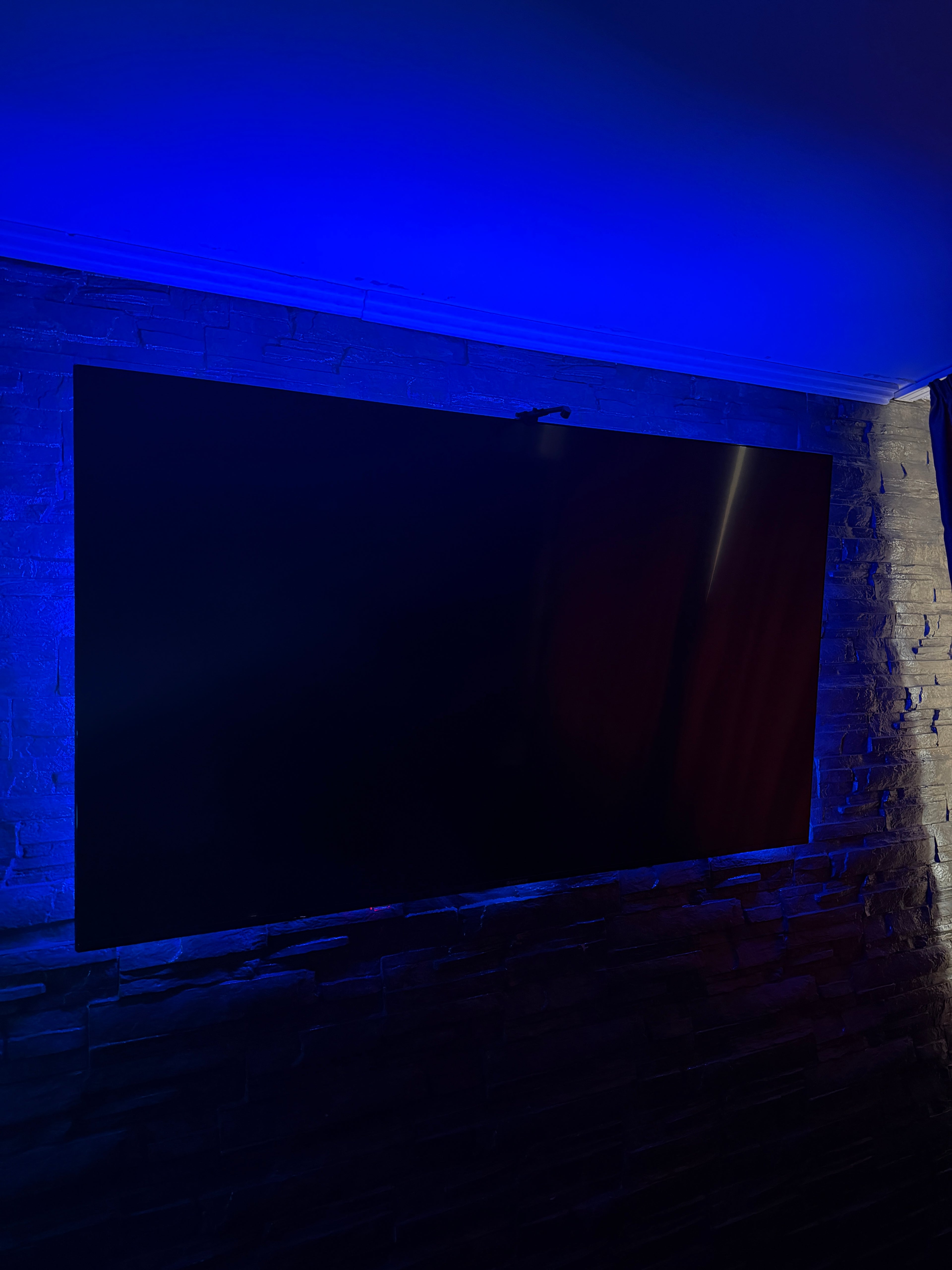 Bandă LED RGB 5 metri cu telecomandă – iluminare ambientală pentru cameră, birou, TV, gaming