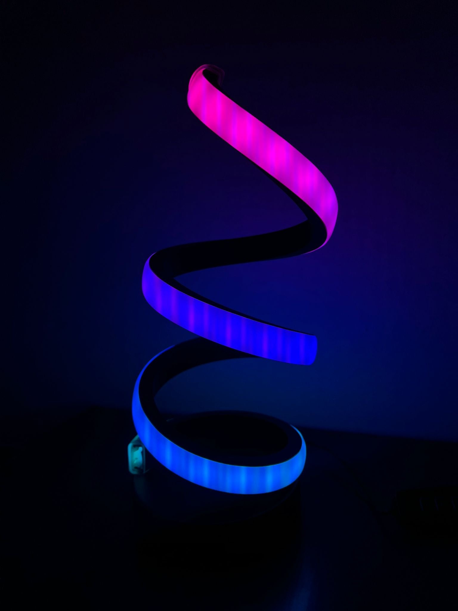 Lampă LED Smart RGB Spirală – Design Modern